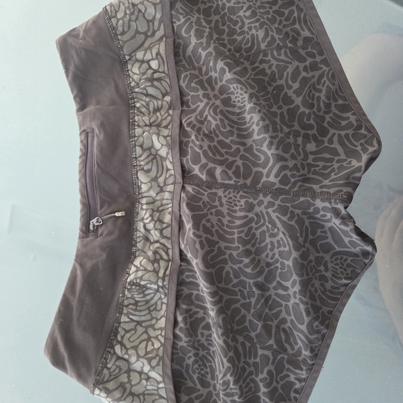 LULULEMON RUNNING Gray Patterned Athletic Shorts - Picture 1 of 2